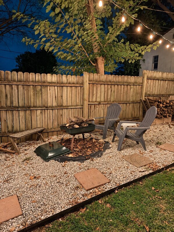 An outdoor seating area with a fire pit, two chairs, and a table. - Cielo Casa on “The Hill” - Hot Tub + Spacious 3BR - Near BJC, SLU & Downtown (St. Louis)