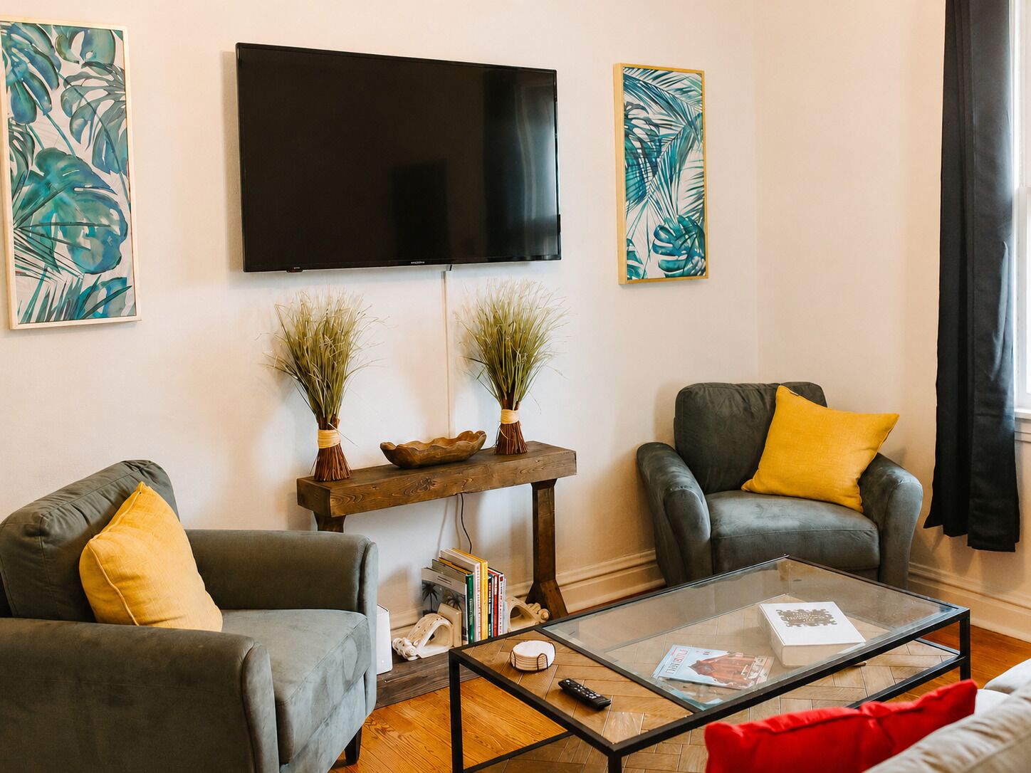 Een smart-tv en boeken