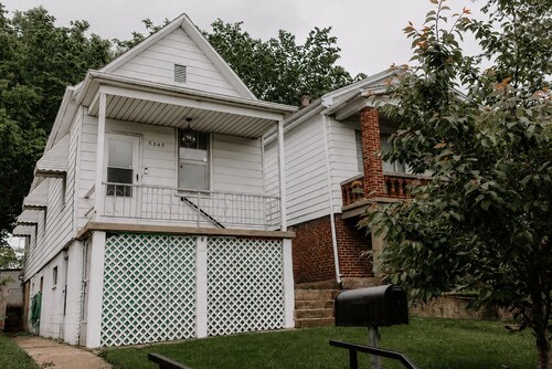 Cielo Casa on “The Hill”  Walkable and mins away from, BJC, SLU, Downtown + more