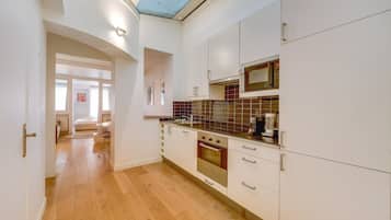 Een koelkast, een magnetron, een oven, een vaatwasser