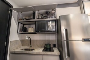 Departamento Confort | Cocina privada | Refrigerador, microondas, licuadora y utensilios de cocina 