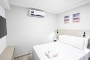 Apartamento | Espaço de trabalho para notebook, Wi-Fi de cortesia, roupa de cama