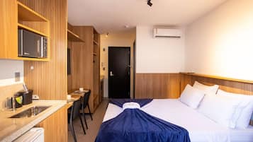 Espacio para trabajar con laptop, wifi gratis y ropa de cama