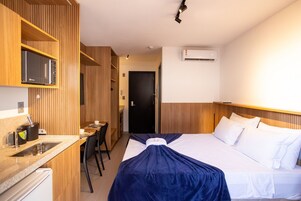 Apartamento | Espaço de trabalho para notebook, Wi-Fi de cortesia, roupa de cama