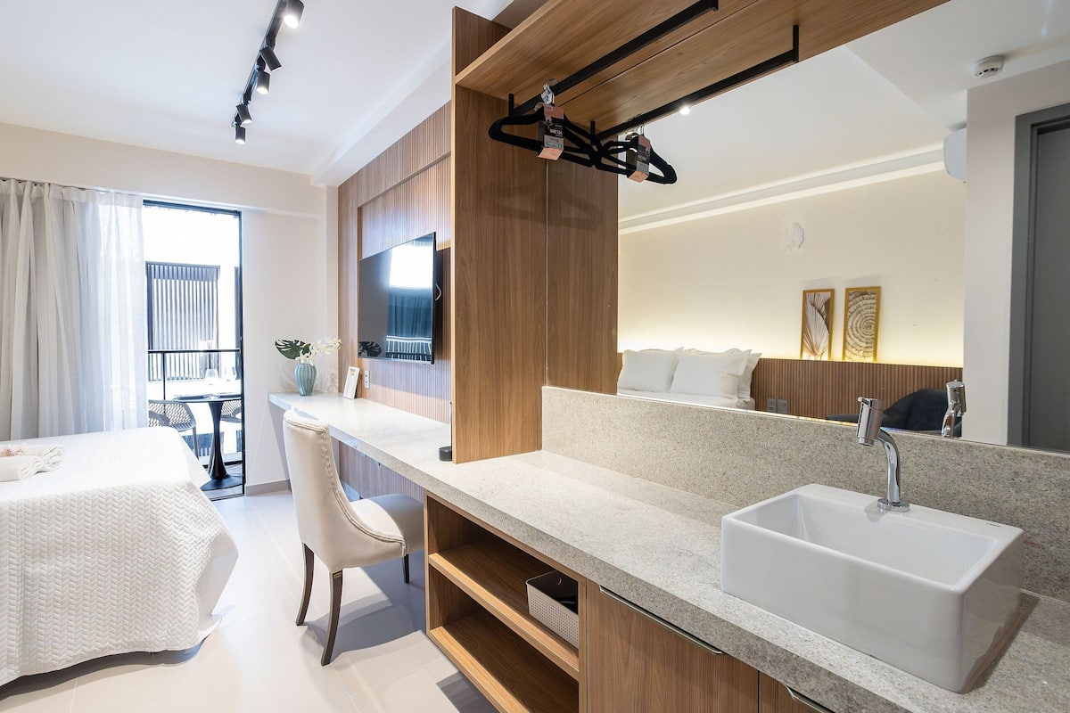 Espacio para trabajar con laptop, wifi gratis y ropa de cama