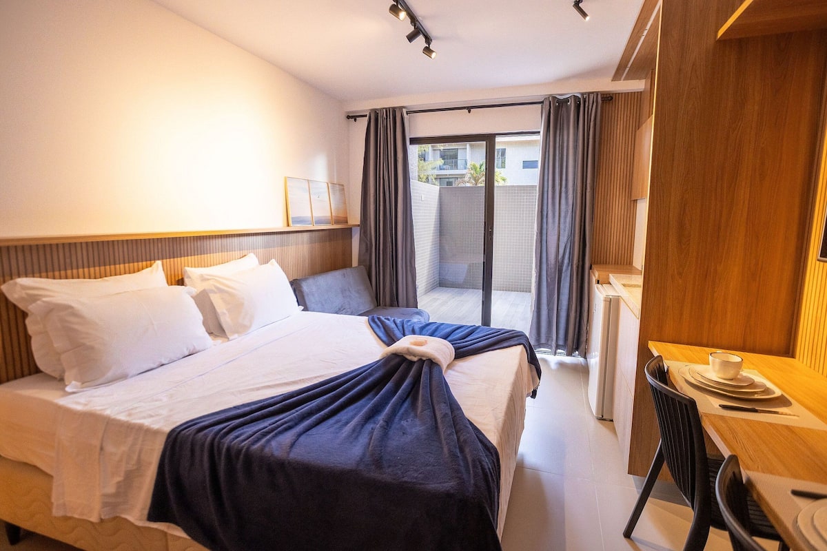 Espacio para trabajar con laptop, wifi gratis y ropa de cama