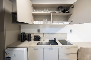 Appartement | Cuisine privée | Réfrigérateur, four à micro-ondes, mélangeur, vaisselle et ustensiles