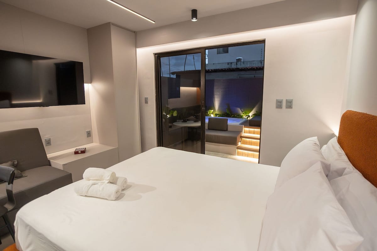 Espacio para trabajar con laptop, wifi gratis y ropa de cama