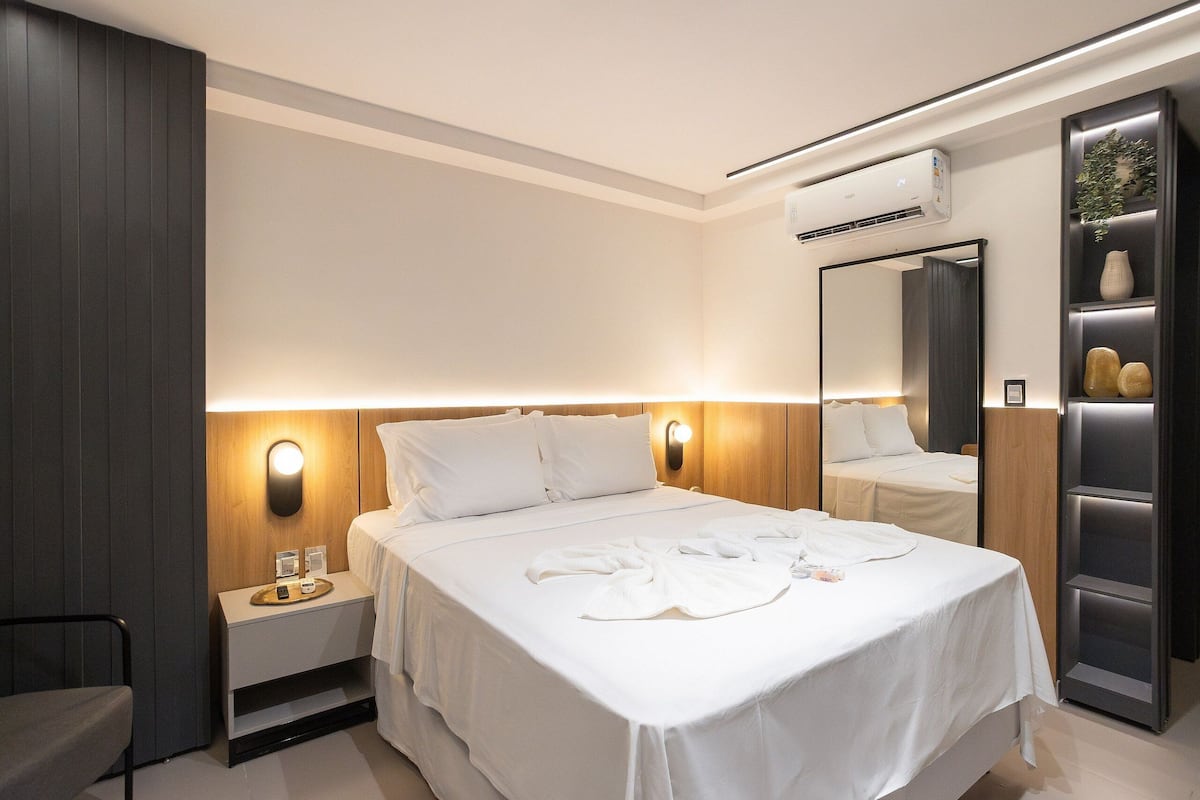 Espacio para trabajar con laptop, wifi gratis y ropa de cama