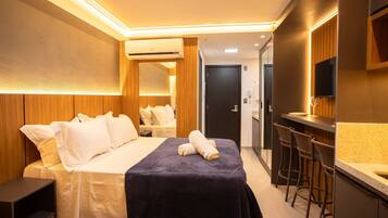 Classic Studio | Laptop workspace, free WiFi, bed sheets