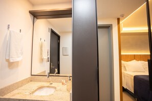 经典开间 | 浴室 | 淋浴设施、毛巾、卫生纸