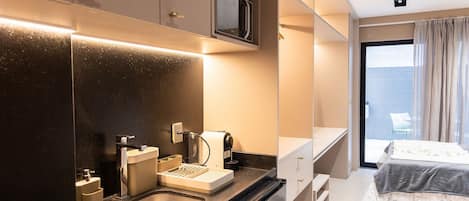 Departamento clásico | Cocina privada | Refrigerador, microondas, licuadora y utensilios de cocina