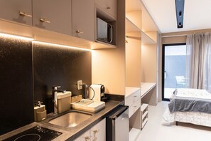 Departamento clásico | Cocina privada | Refrigerador, microondas, licuadora y utensilios de cocina 