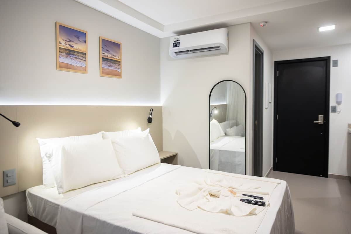 Espacio para trabajar con laptop, wifi gratis y ropa de cama