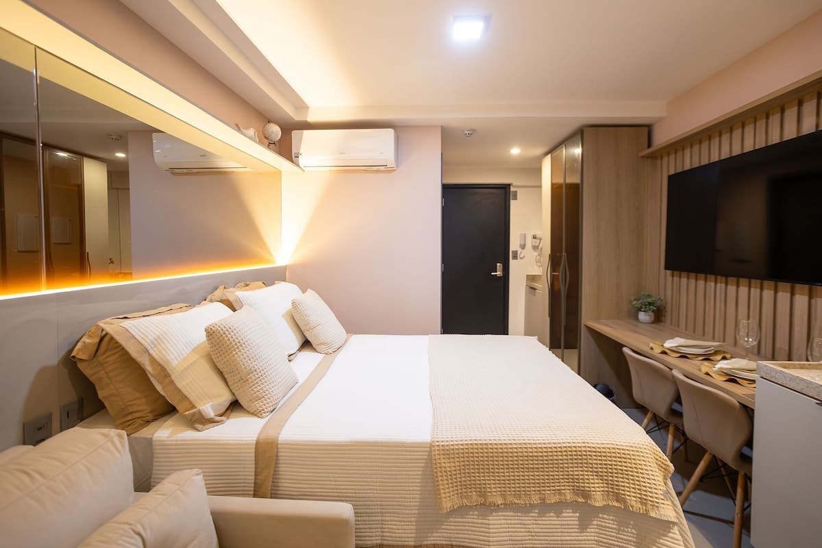 Espacio para trabajar con laptop, wifi gratis y ropa de cama