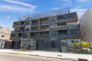 A multi-story hotel with balconies, a glass facade, and a sign reading 'Beach Haus.' - Beach Haus by Carpediem (João Pessoa)