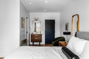 1 bedroom, WiFi, bed sheets - 2 King Bed Historic DTWN Hotel Steps 2 Restaurants (Bangor)