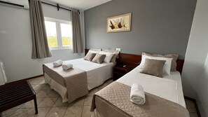 In-room safe, desk, laptop workspace, soundproofing - Hotel Portinari Ponte da Amizade (Foz do Iguaçu)