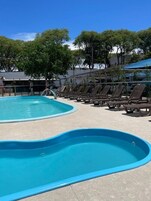 2 piscinas al aire libre