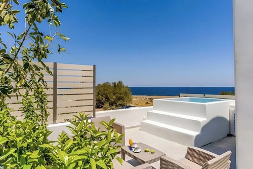  Luxury Sea View Suite with Hot Tub