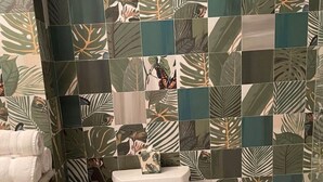 Ein Badezimmer mit Toilette, Waschbecken und Badewanne.