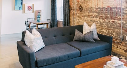 NEW Downtown Apartment - Parking Included, Walk to Orpheum, Forum, and Beale!