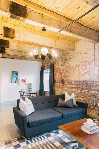 NEW Downtown Apartment - Parking Included, Walk to Orpheum, Forum, and Beale!