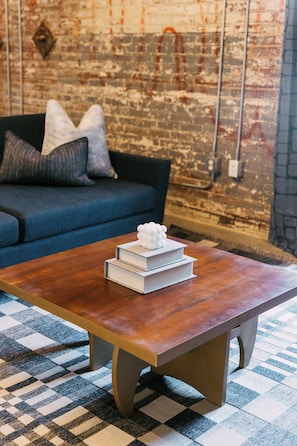 Smart TV - NEW Downtown Apartment - Parking Included, Walk to Orpheum, Forum, and Beale! (Memphis)