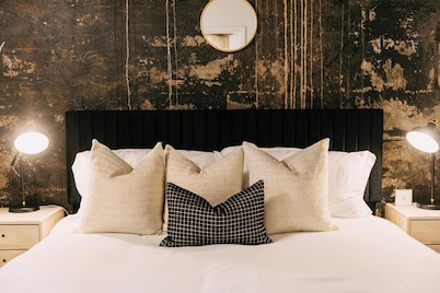 NEW Downtown Apartment - Parking Included, Walk to Orpheum, Forum, and Beale!