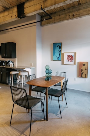 Dining - NEW Downtown Apartment - Parking Included, Walk to Orpheum, Forum, and Beale! (Memphis)