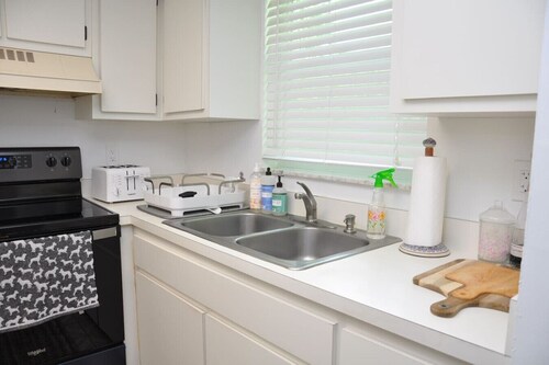 Contemporary 2 Bedroom Home Near The Beach, 5th Ave and Mercato