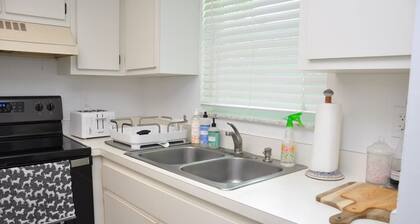 Contemporary 2 Bedroom Home Near The Beach, 5th Ave and Mercato