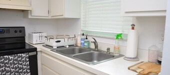 Contemporary 2 Bedroom Home Near The Beach, 5th Ave and Mercato