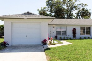 Exterior - Coastal Cottage House in Naples Park, Walking Distance to the Beach (Naples)
