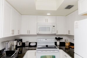 Frigorífico, microondas, horno y placa de cocina
