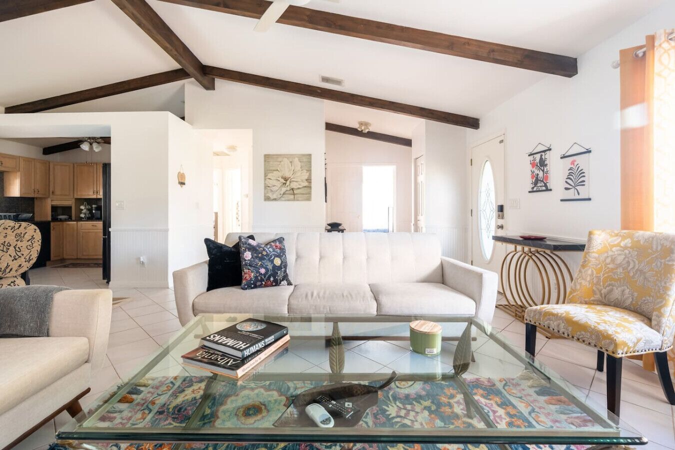 Smart-TV, Tischtennisplatte, Bücher