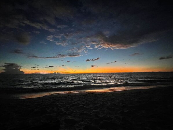 ビーチの近く、サンラウンジャー、ビーチタオル