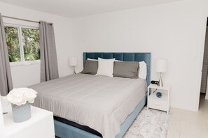 3 bedrooms, iron/ironing board, travel cot, free WiFi - Beach Vacation Home Walking Distance to the Beach (Naples)
