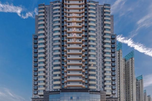 Un hôtel de grande hauteur doté de nombreux balcons et offrant une vue sur un ciel dégagé.