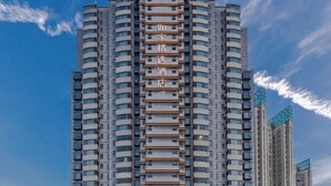 A high-rise hotel with multiple balconies and a clear sky in the background. - Motel (Shanghai Lujiazui Yushan Road Yuanshen Sports Center) (Shanghai)