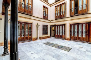 Interior - Francos Cathedral Terrace Apartment (Sevilla)