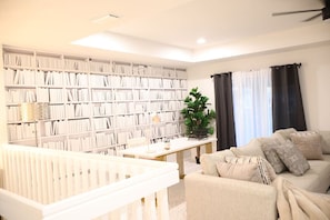 Smart-TV, peis, bøker og kontorer