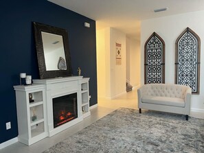 Smart TV, fireplace, books, offices