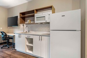 Full-sized fridge, microwave, stovetop, freezer