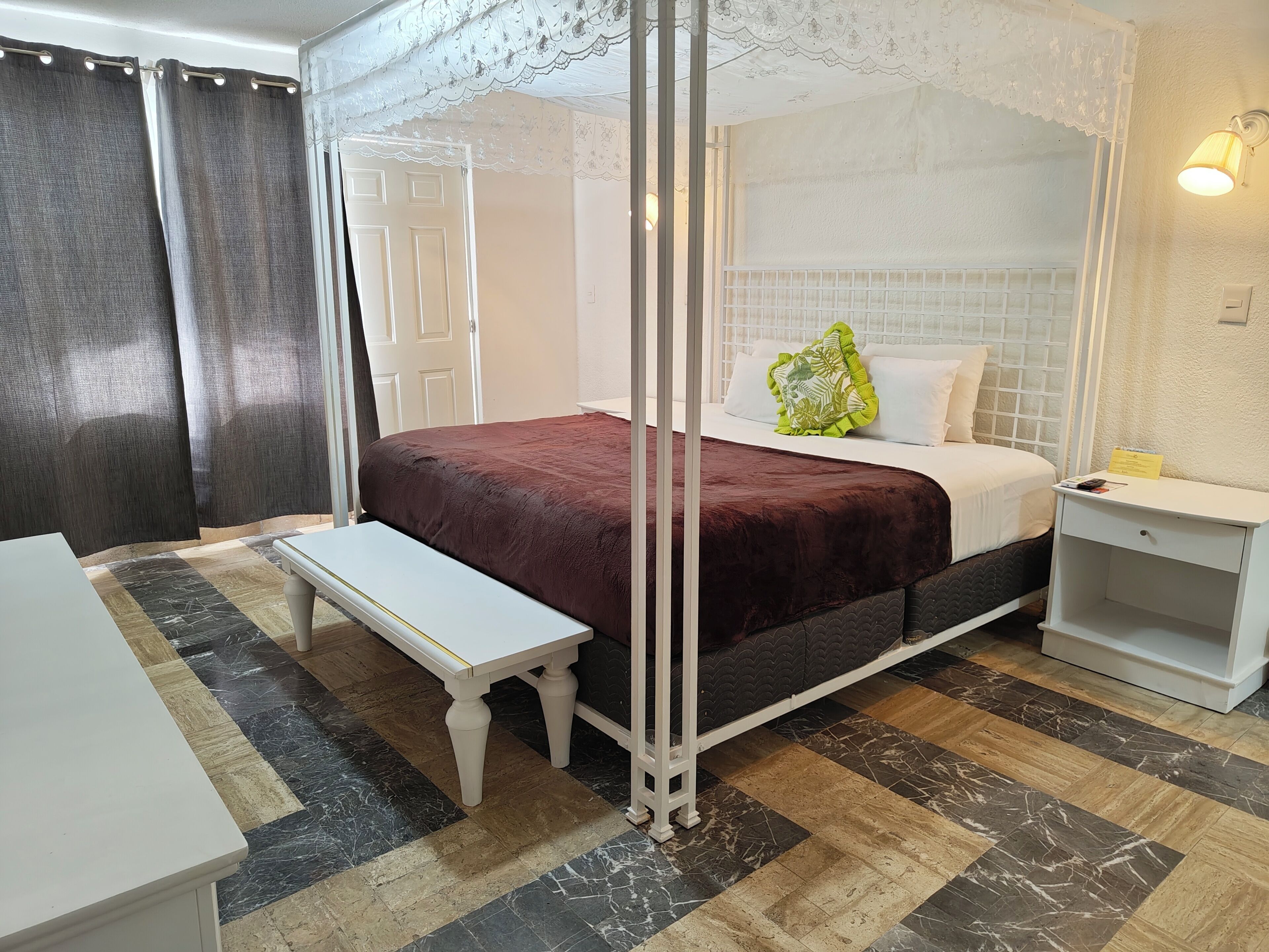 Comfort Room, 1 King Bed, Non Smoking, Private Bathroom | Desk, free WiFi, bed sheets