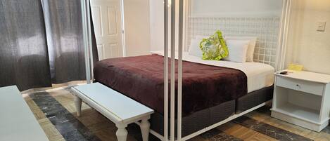 Habitación Confort, 1 cama de matrimonio grande, no fumadores, baño privado | Escritorio, wifi gratis, ropa de cama