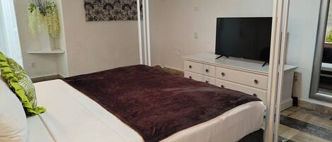 Chambre Confort, 1 trÚs grand lit, non-fumeurs, salle de bains privée | Bureau, Wi-Fi gratuit, draps fournis