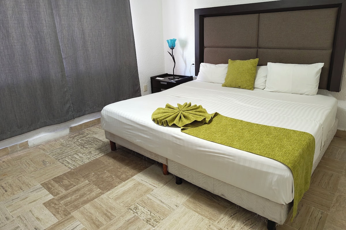 Comfort Room, 1 King Bed, Non Smoking, Private Bathroom | Desk, WiFi (free), bed sheets