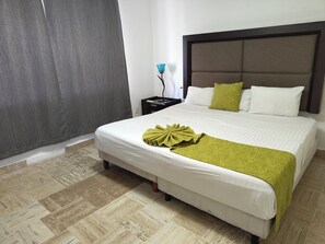 Rom – comfort, 1 kingsize-seng, ikke-røyk, privat bad | Skrivebord, wi-fi (inkludert) og sengetøy