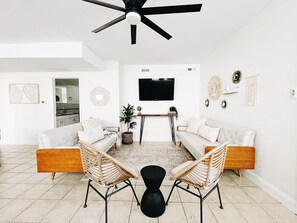 Living area - Modern Spacious Pet Friendly 4 Bed 2 Bath Condo Across From Boardwalk (Ocean City)